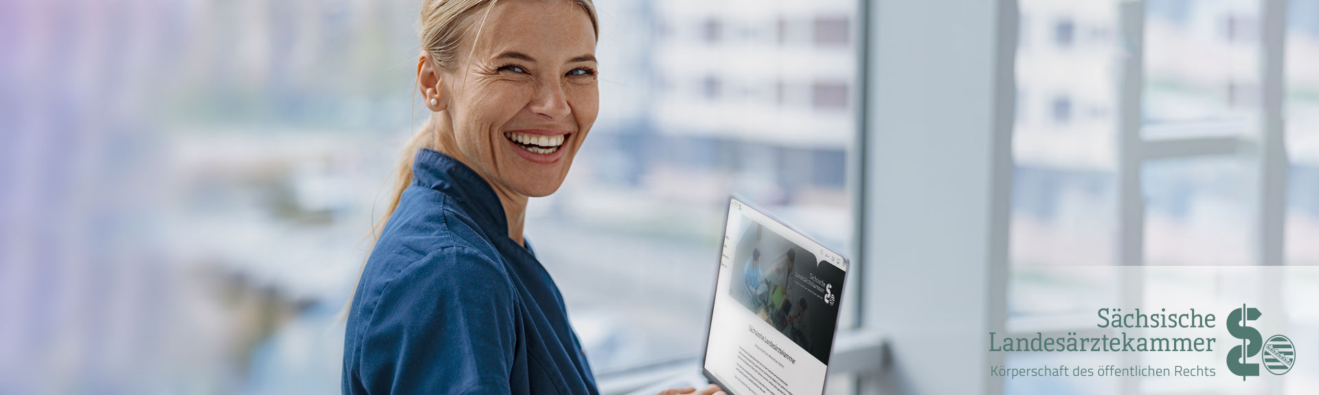 Collage: Krankenschwester mit Laptop der die Website der SLAEK zeigt